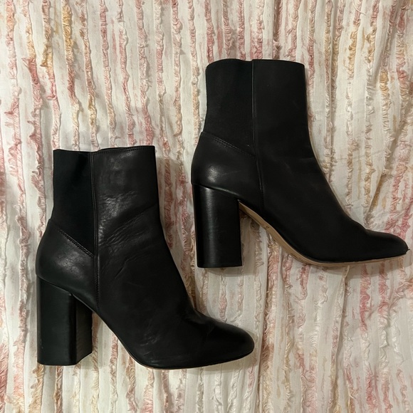 Slightly worn Dolce Vita Chelsea ankle boot - Picture 6 of 8